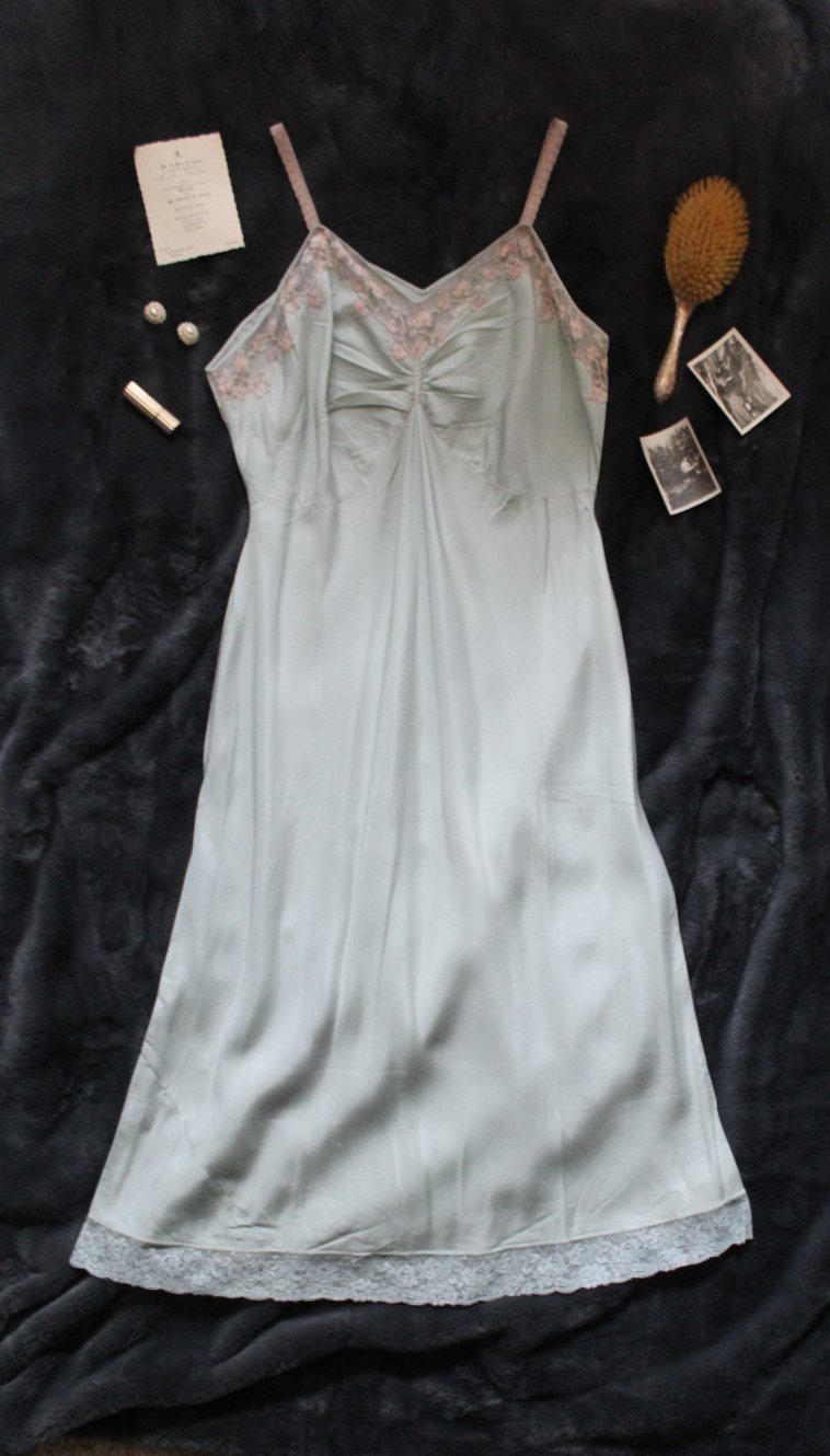 Mint and peach slip