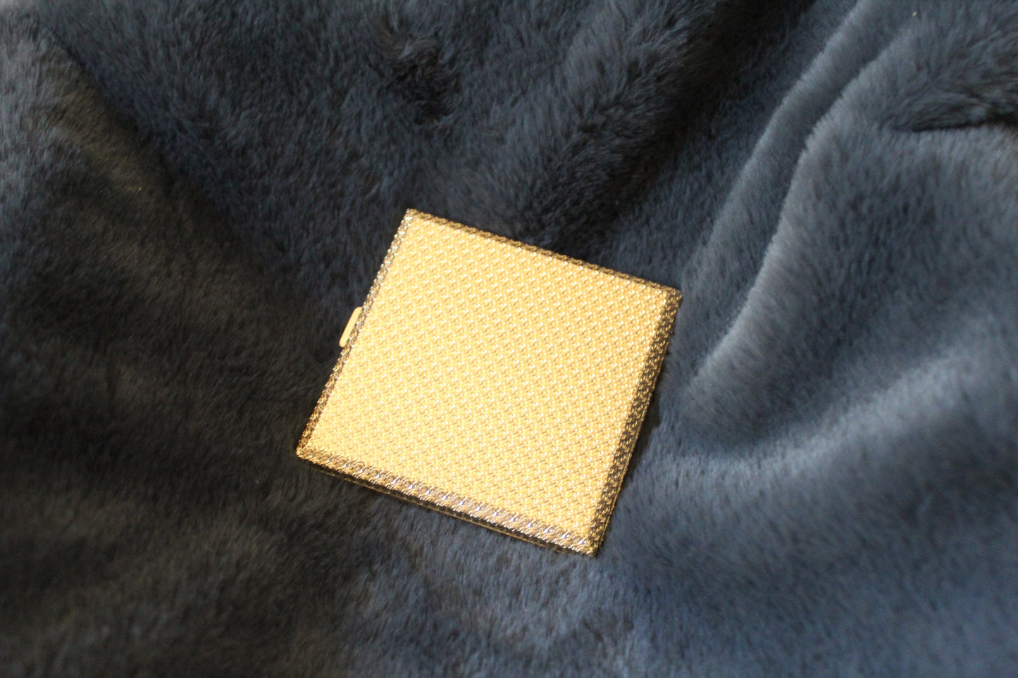 Vintage tapestry design compact