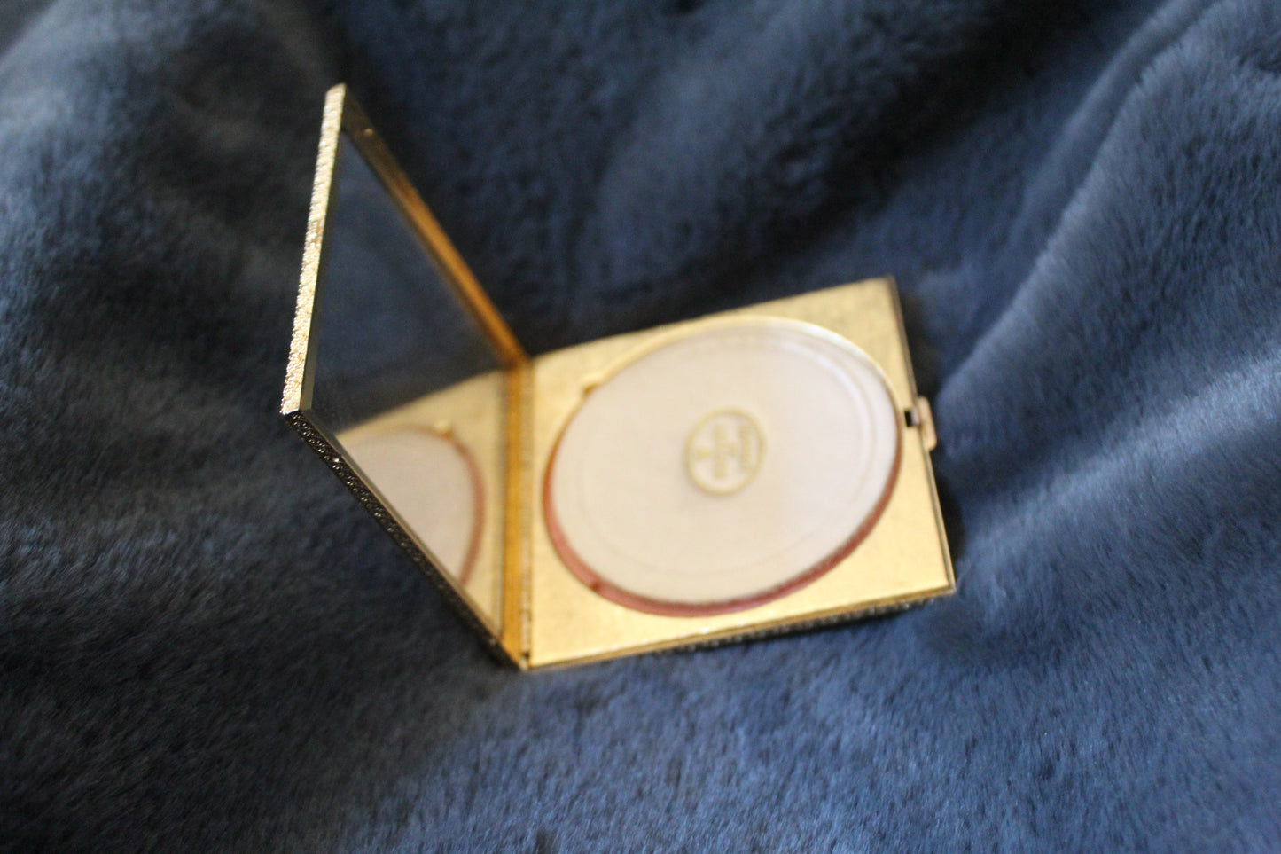 Vintage tapestry design compact