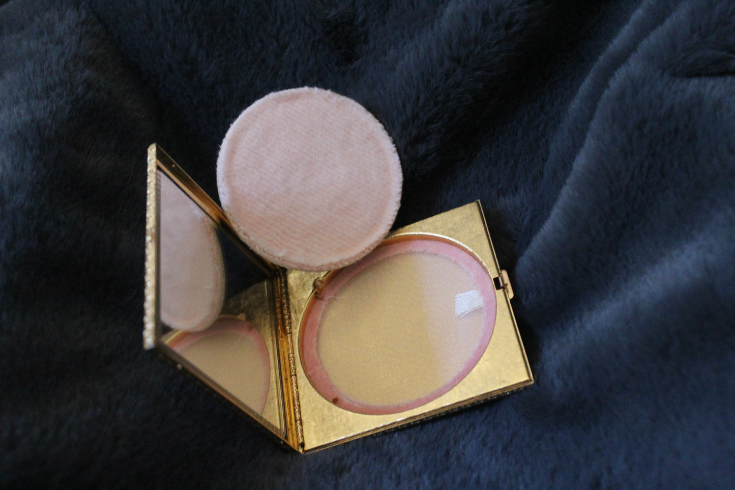 Vintage tapestry design compact