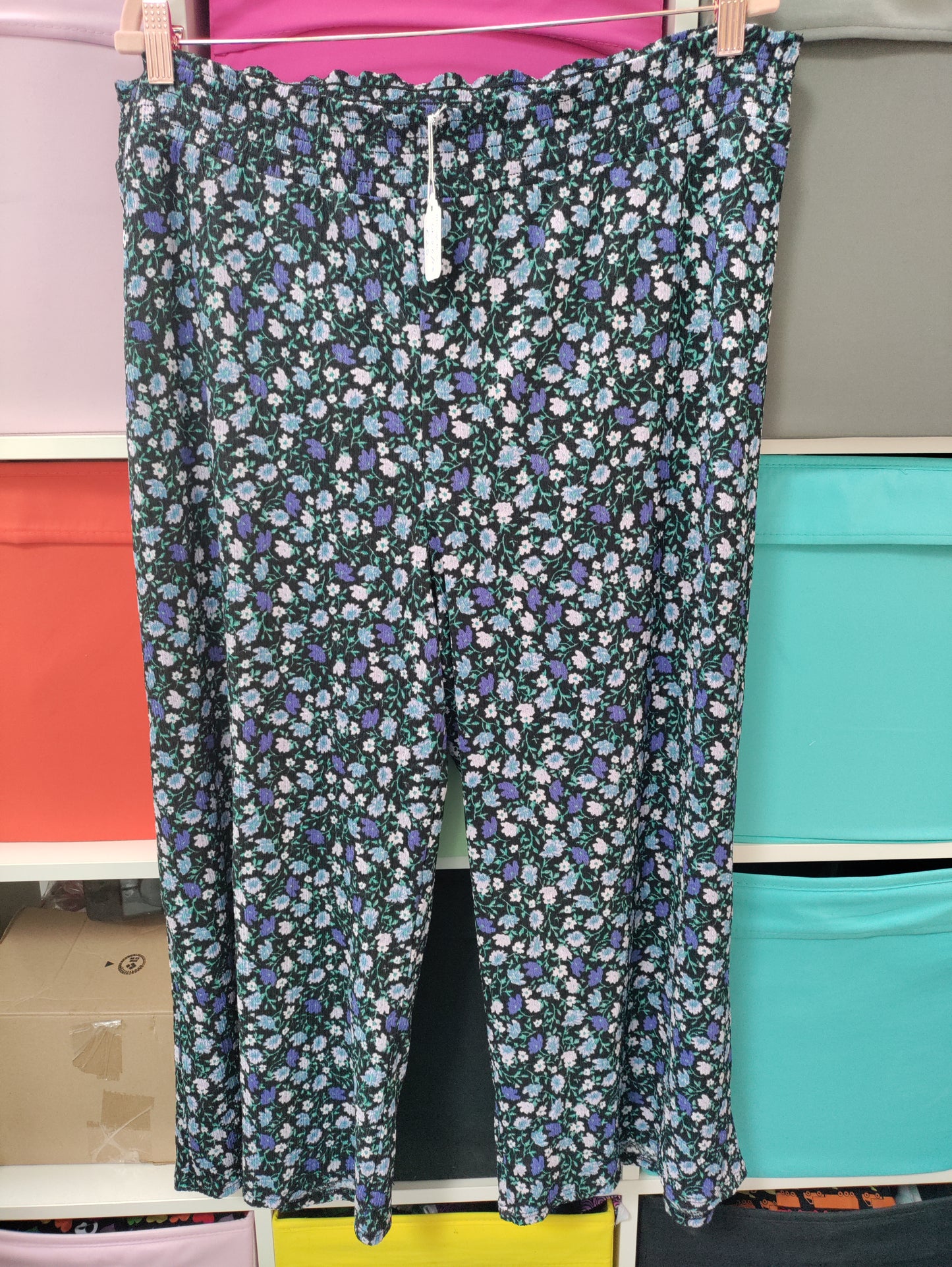 Pre-loved plus size black ditzy floral flower wide leg pants size size 26-28