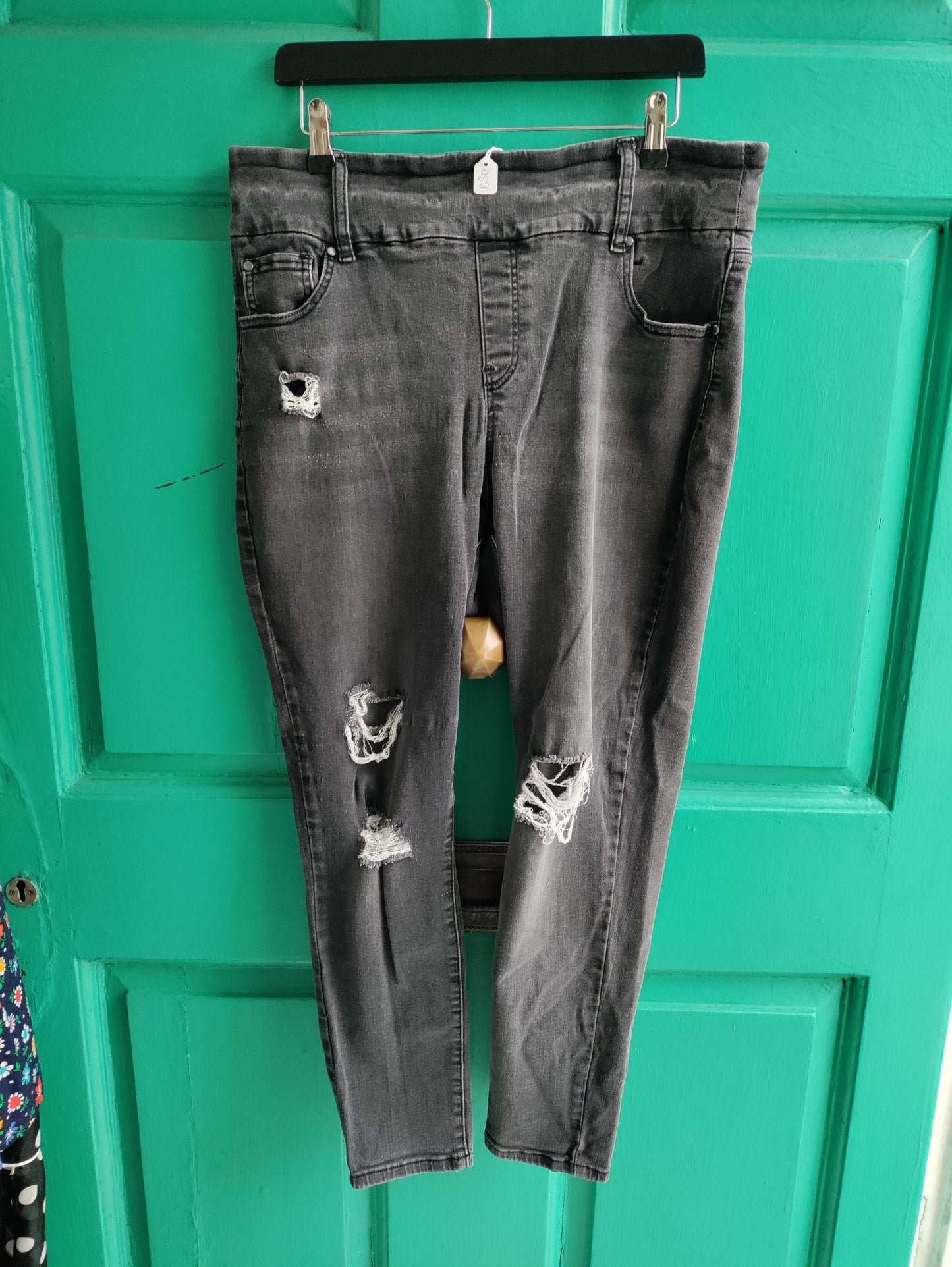 Pre-loved - Queen the label stretch skinny leg ripped black denim jeans - size 20