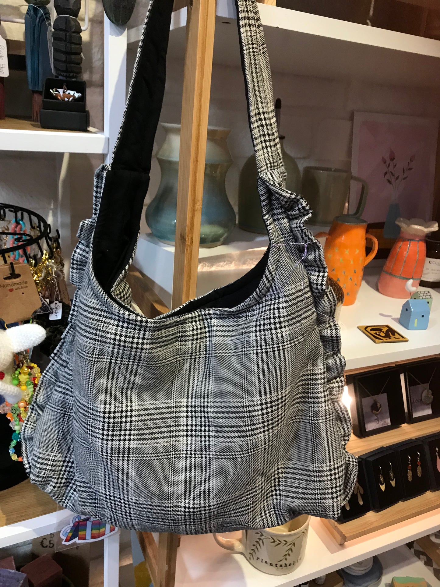 Lined purse with magnetic clasp