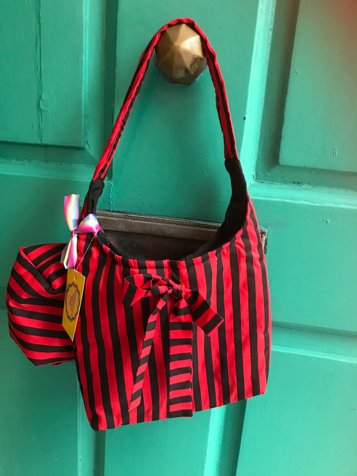 Lined purse with magnetic clasp