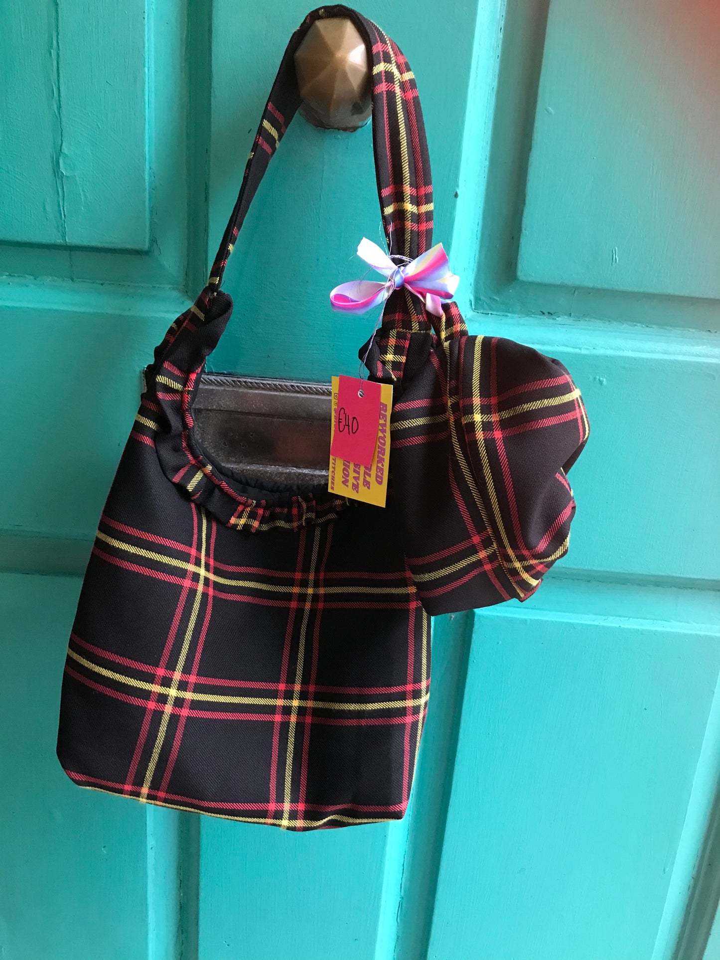 Lined purse with magnetic clasp