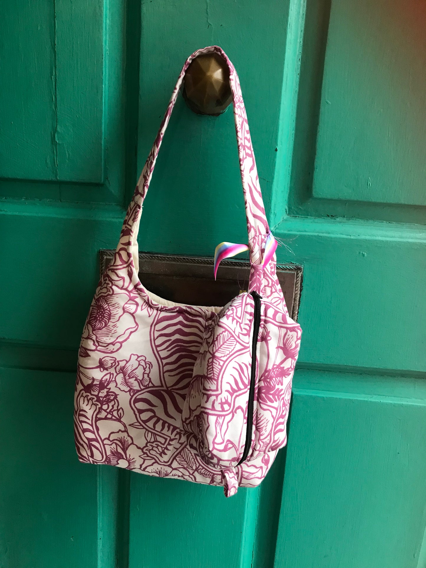 Lined purse with magnetic clasp