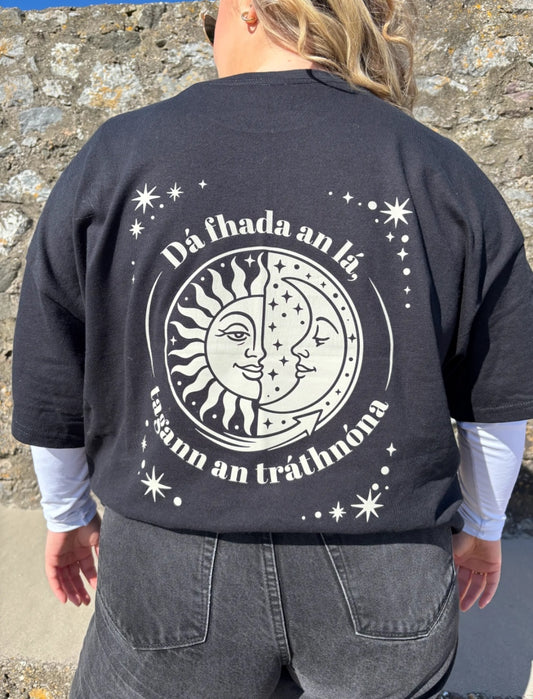 Black T-shirt Dá Fhada an lá teachfaidh and Tráthnóna