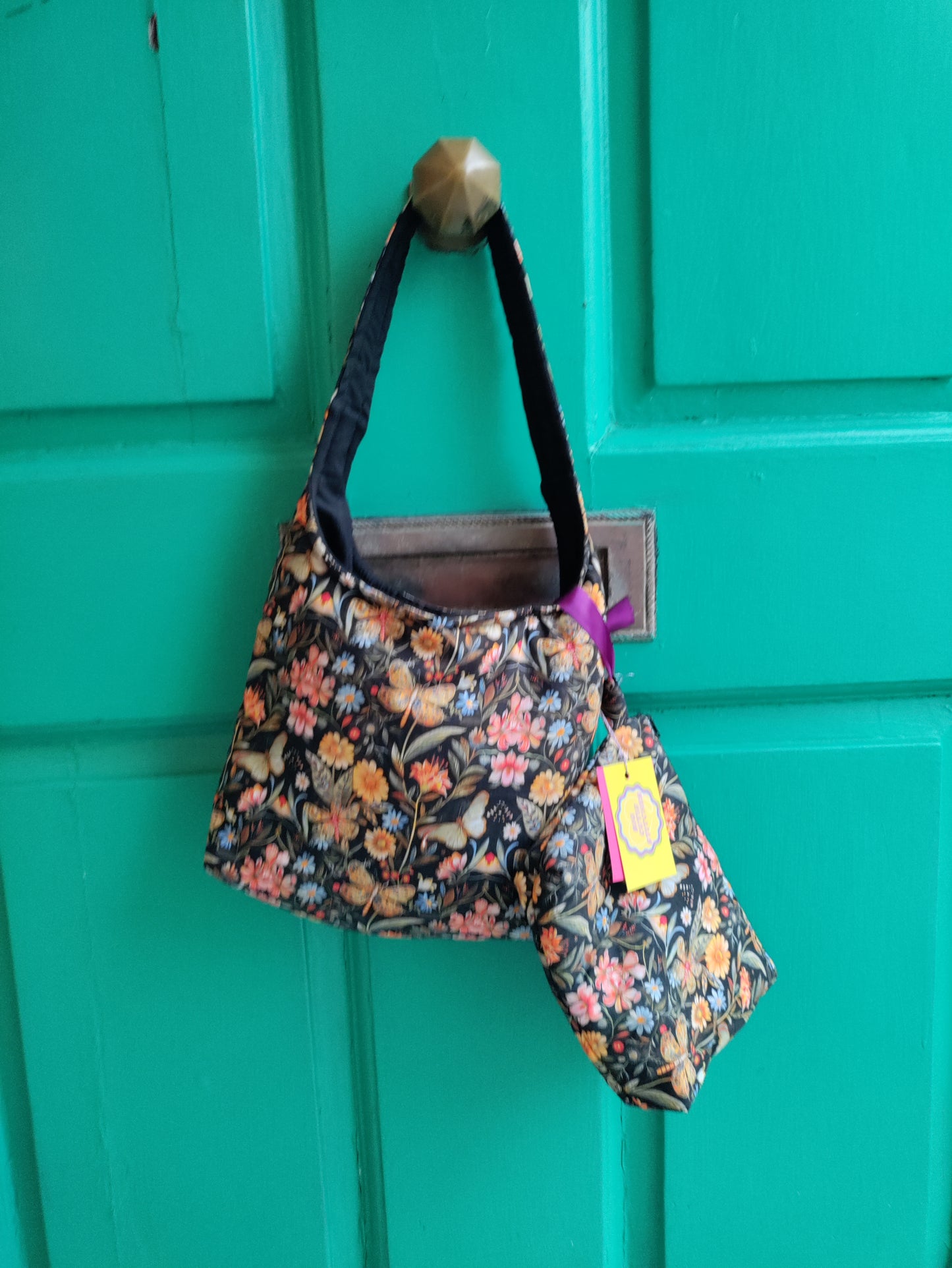 Lined purse with magnetic clasp