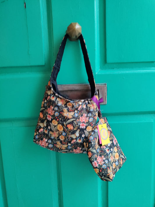 Lined purse with magnetic clasp