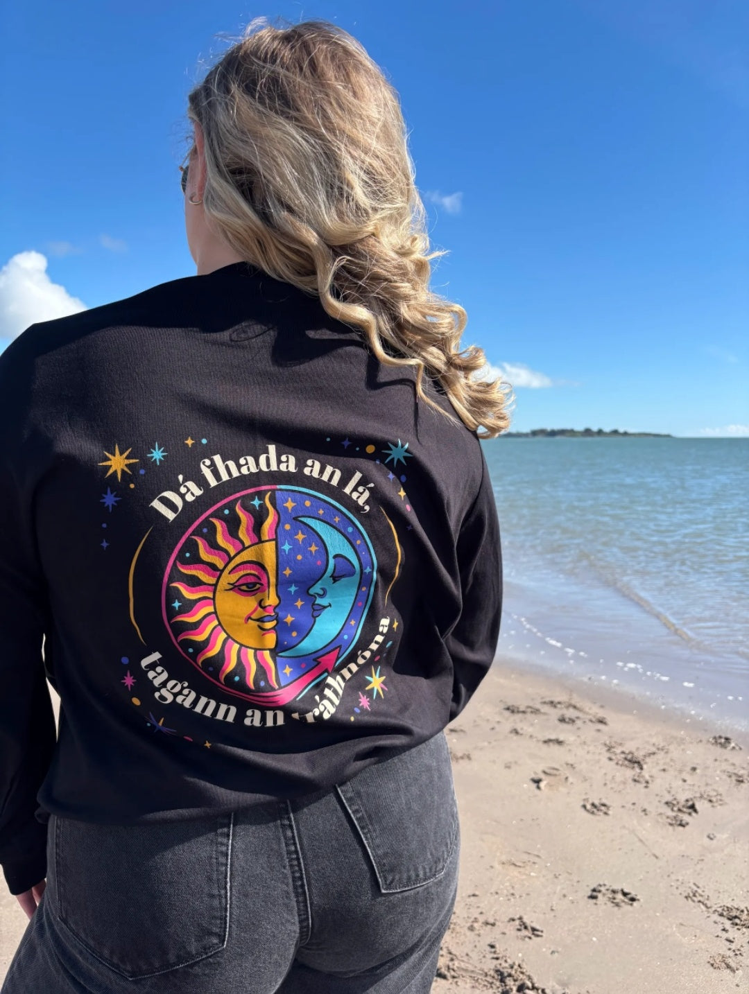 Black T-shirt Dá Fhada an lá teachfaidh and Tráthnóna